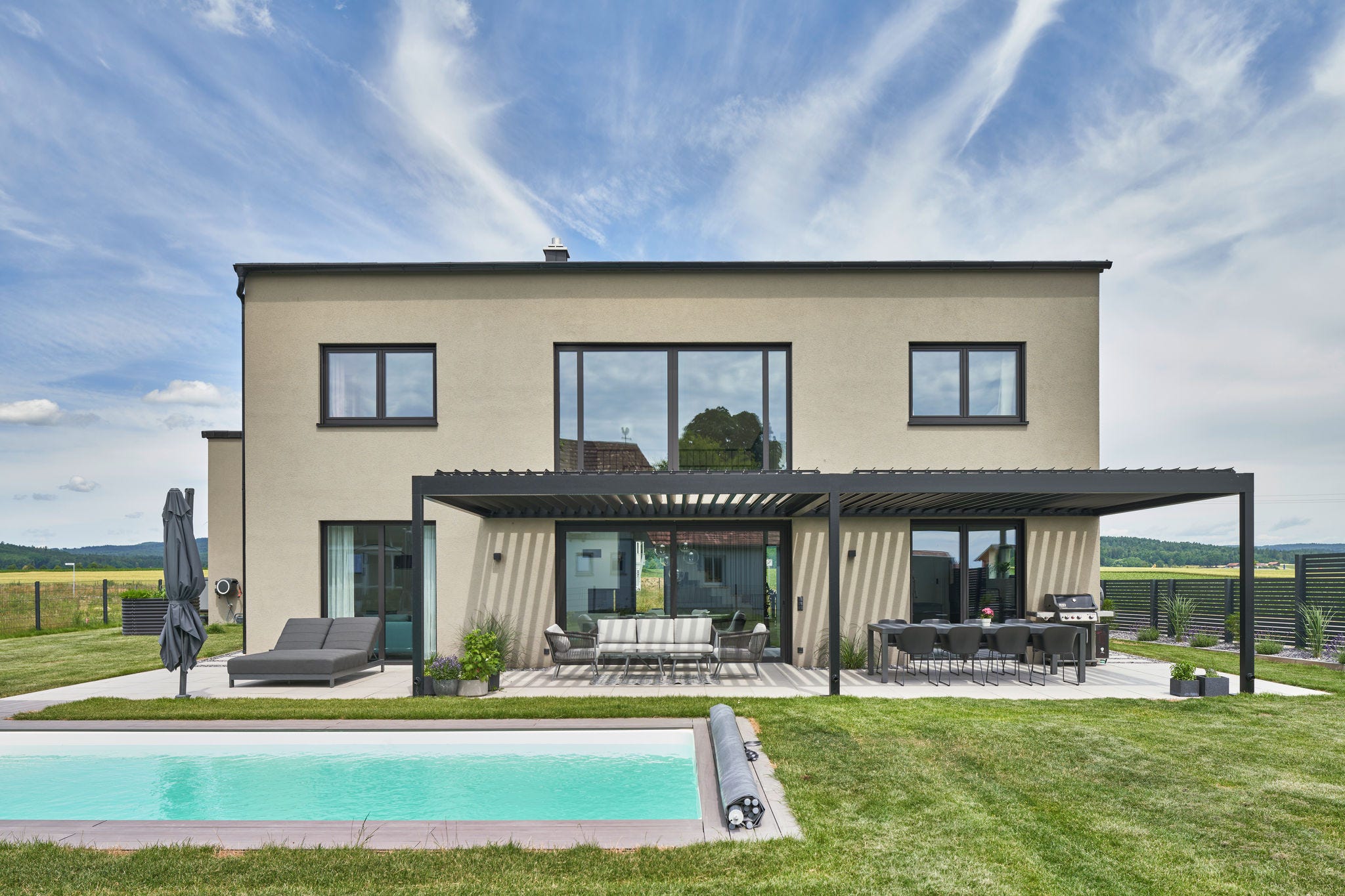 Modernes Einfamilienhaus mit schmalen Elegant Abstract Fensterprofilen und Schiebetüren in Anthrazit