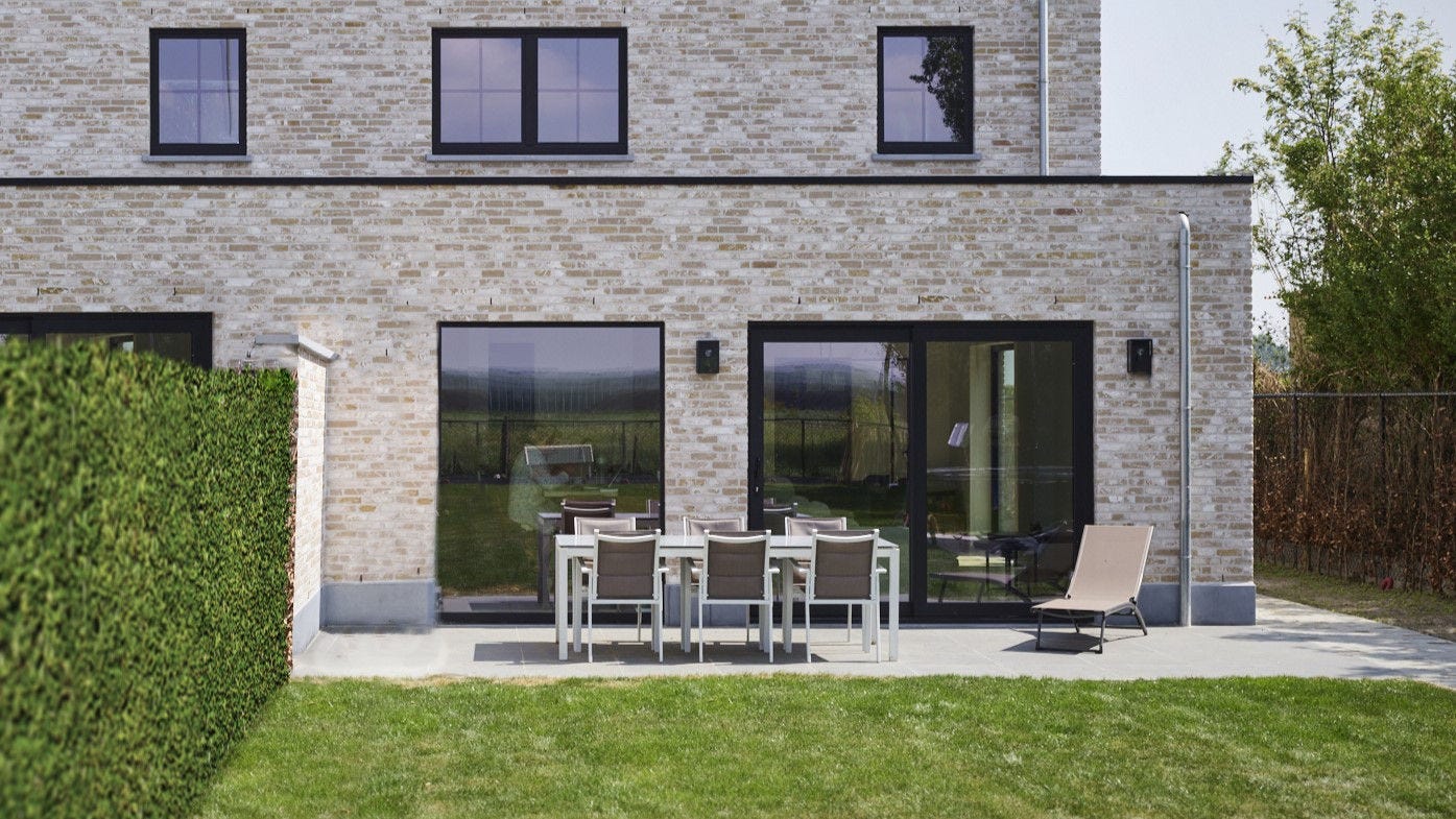 Elegant Schiebefenster aus Kunststoff in moderner Architektur