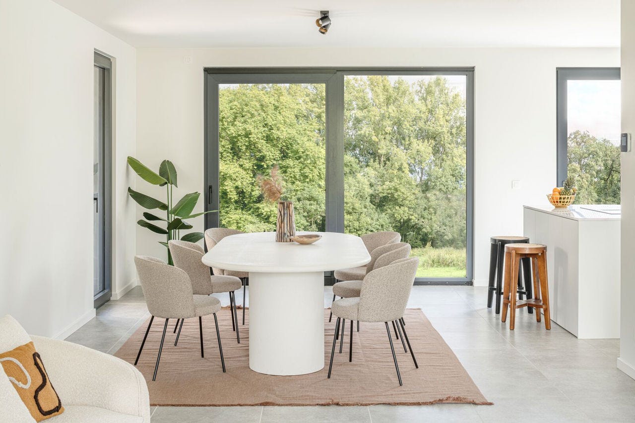 Deceuninck Elegant Fenster und Schiebetür in modernem Wohnbereich mit weißem Esstisch
